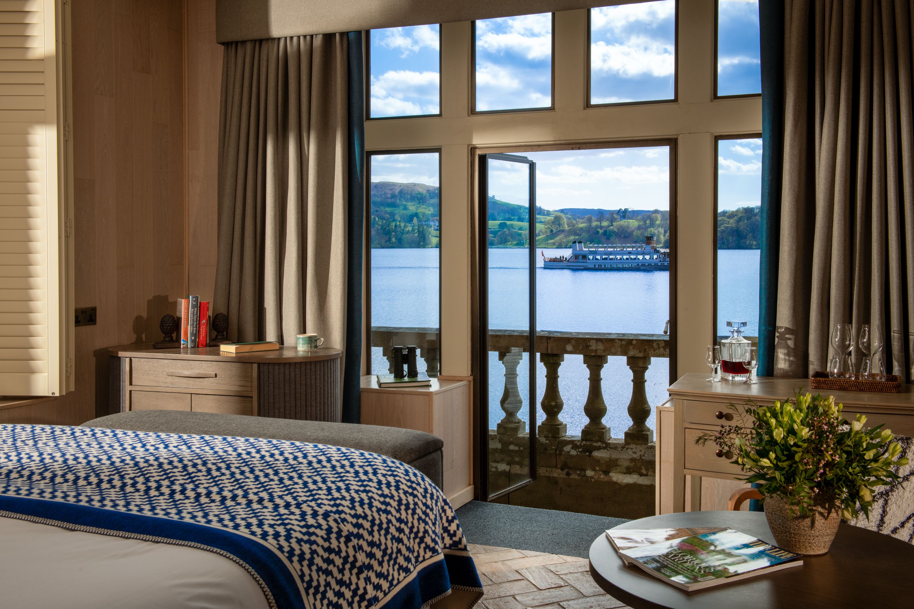 Boathouse bedroom opposite the lake